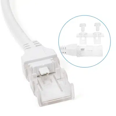 Weißes Ethernet-Kabel mit RJ45-Stecker