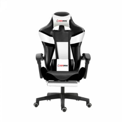 Schwarz-weißer Gaming-Stuhl mit Armlehnen und Rollen.