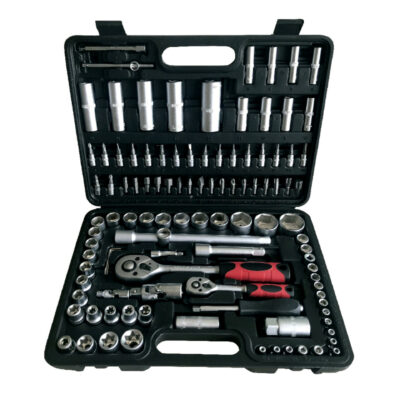 Werkzeugkasten mit verschiedenen Steckschlüsseln und Ratschenschlüsseln.