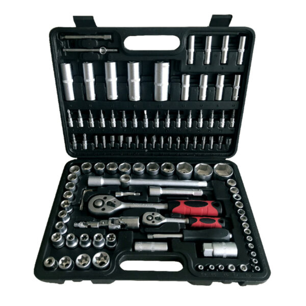 Boîte à outils avec diverses clés à douille et à cliquet.