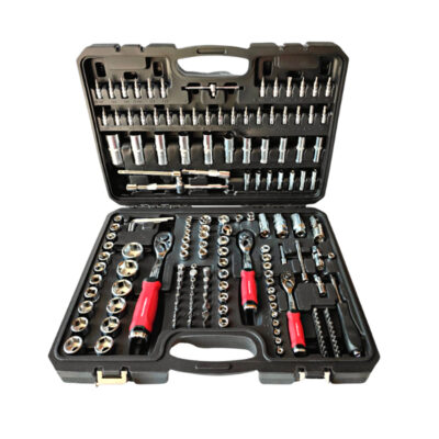 Werkzeugkasten mit verschiedenen Steckschlüssel- und Schraubendrehersätzen.
