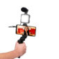 Vlogger-Aufnahme mit Smartphone und LED-Licht.