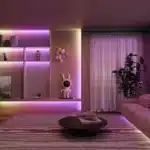 Moderne kamer met gekleurde LED-verlichting.