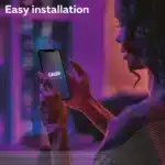 Vrouw installeert Calex Smart Home op smartphone.